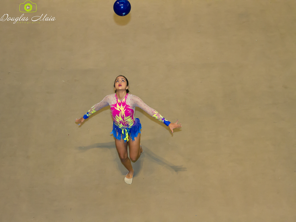 Ginasta lança a bola para o alto pelo fotógrafo Douglas Maia