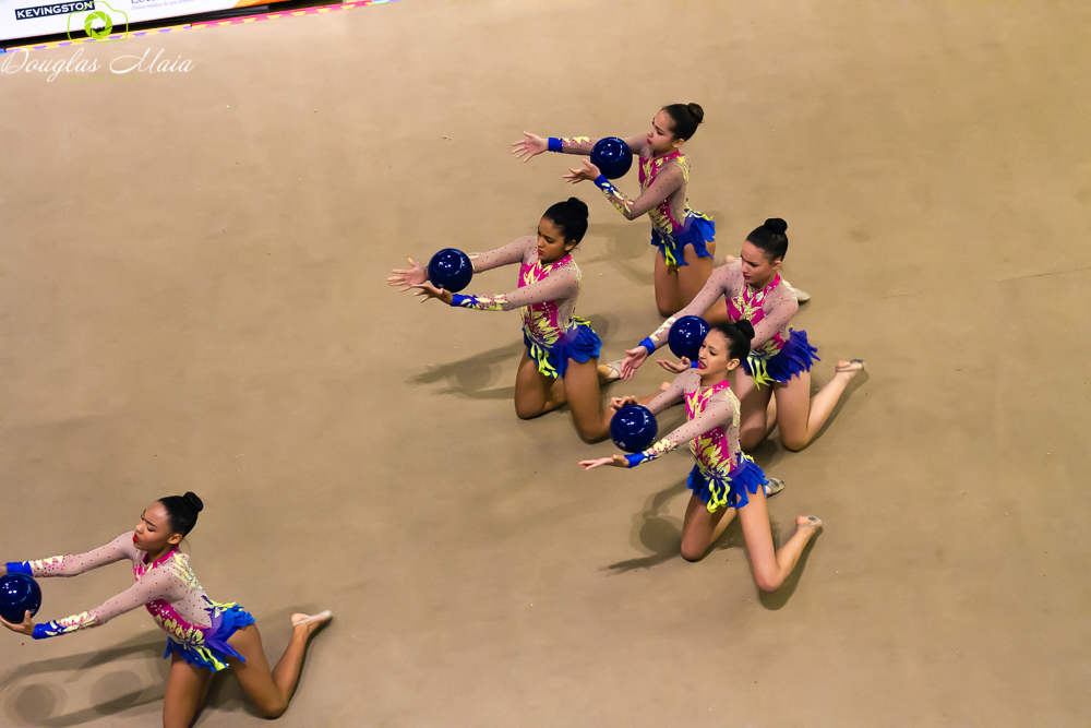 Equipe de ginástica rítmica se apresenta com bola pelo fotógrafo Douglas Maia