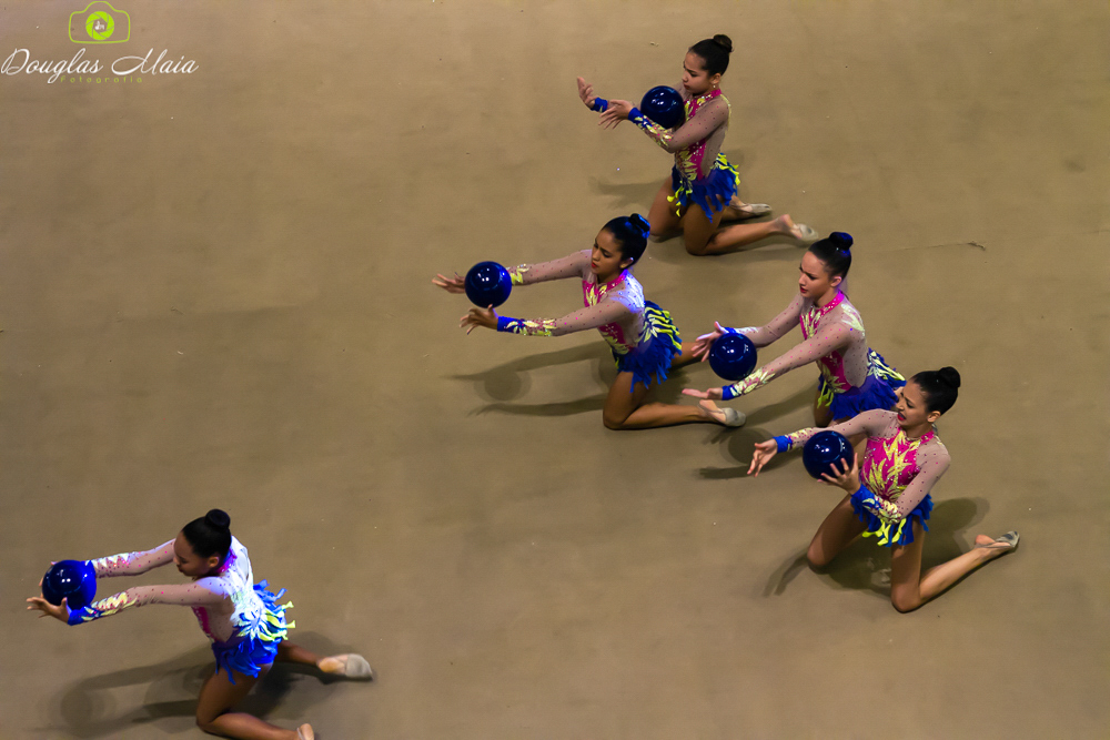 Ginastas se apresentam com bola pelo fotógrafo Douglas Maia