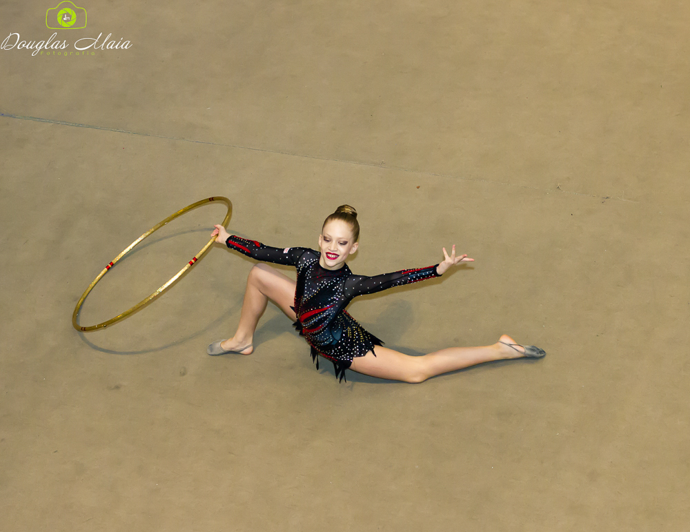 Ginástica rítmica com arco dourado pelo fotógrafo Douglas Maia