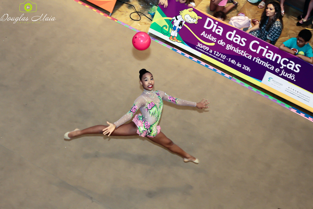 Ginástica Rítmica com bola pelo fotógrafo Douglas Maia