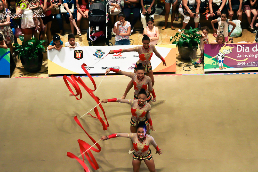 Ginástica rítmica em grupo com fita pelo fotógrafo Douglas Maia