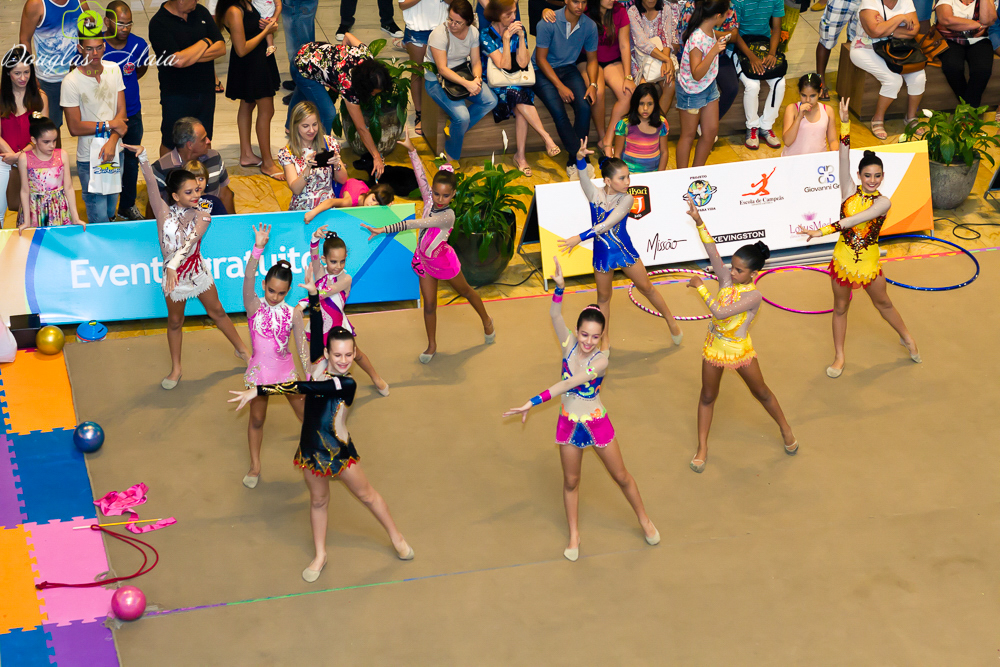 Garotas felizes na apresentação de ginástica rítmica pelo fotógrafo Douglas Maia