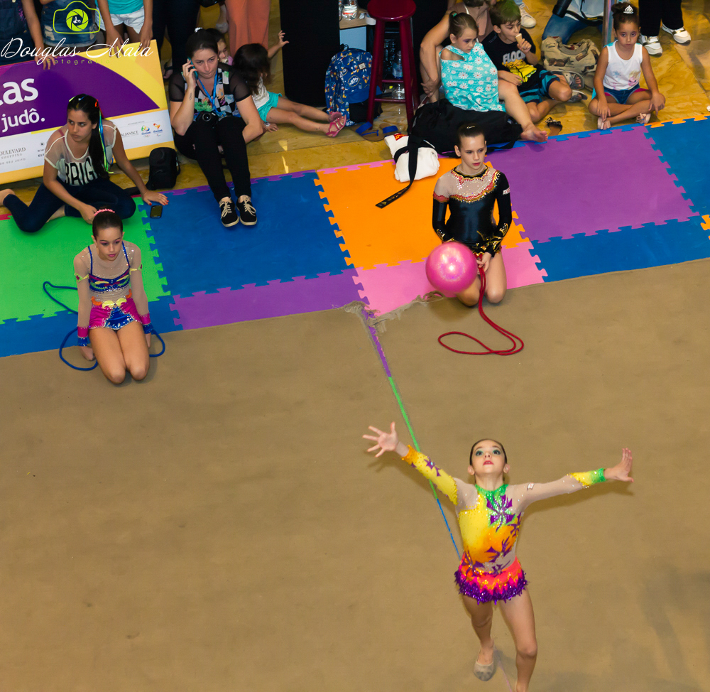 Ginasta jogando a bola para cima pelo fotógrafo Douglas Maia