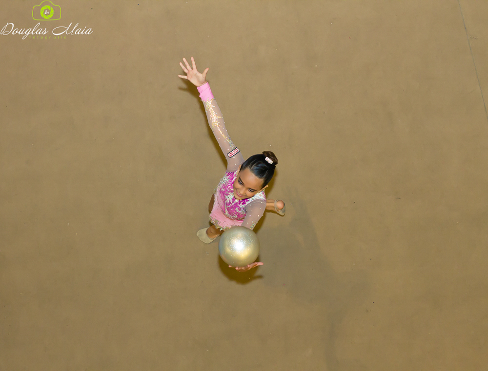 Menina se apresenta com bola Ginástica Rítmica pelo fotógrafo Douglas Maia