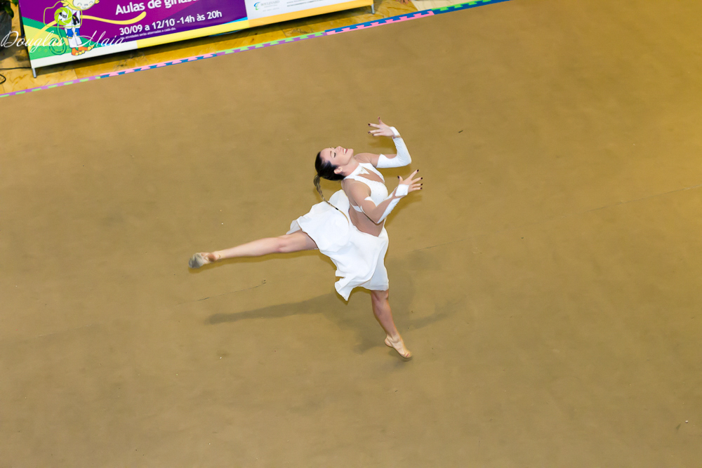 Natália Gáudio dançando pelo fotógrafo Douglas Maia