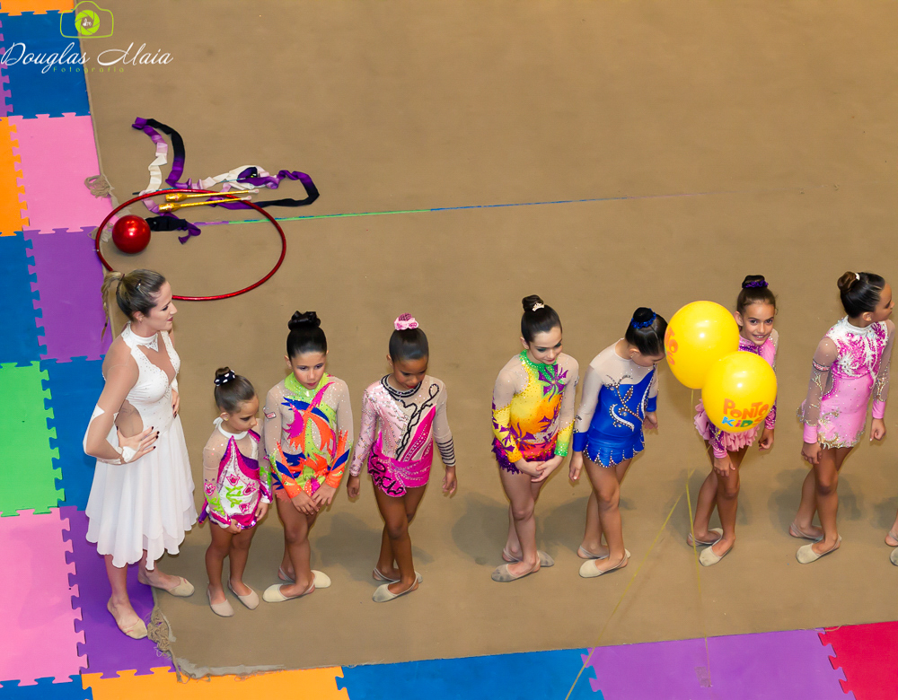 Natália Gáudio ao lado de meninas pelo fotógrafo Douglas Maia