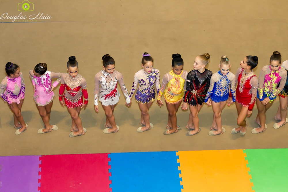 Meninas de mãos dadas pelo fotógrafo Douglas Maia
