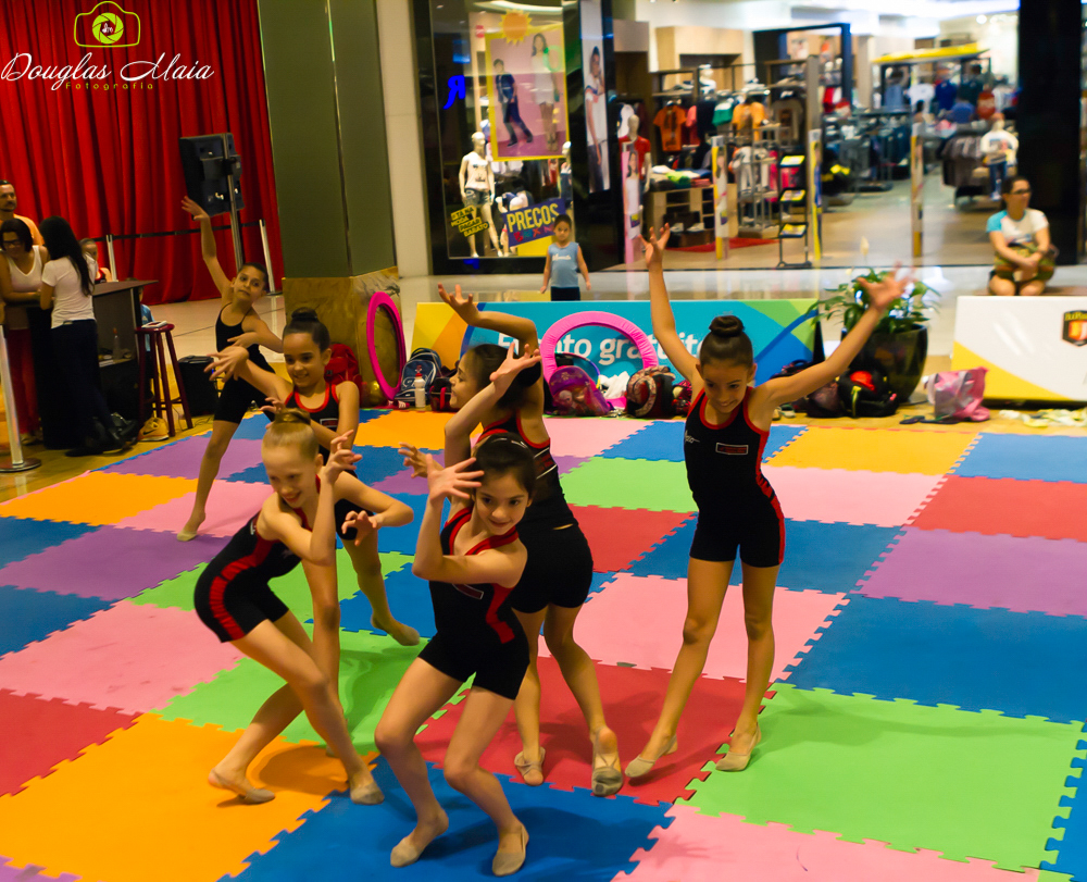 Meninas fazem pose pelo fotógrafo Douglas Maia