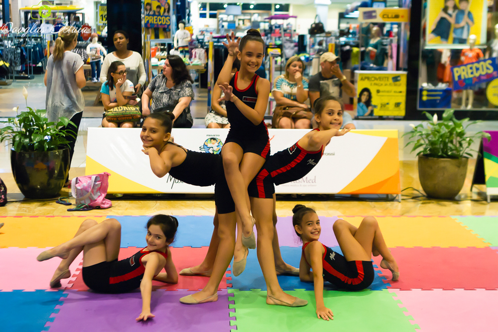 Ginastas fazem pose pelo fotógrafo Douglas Maia