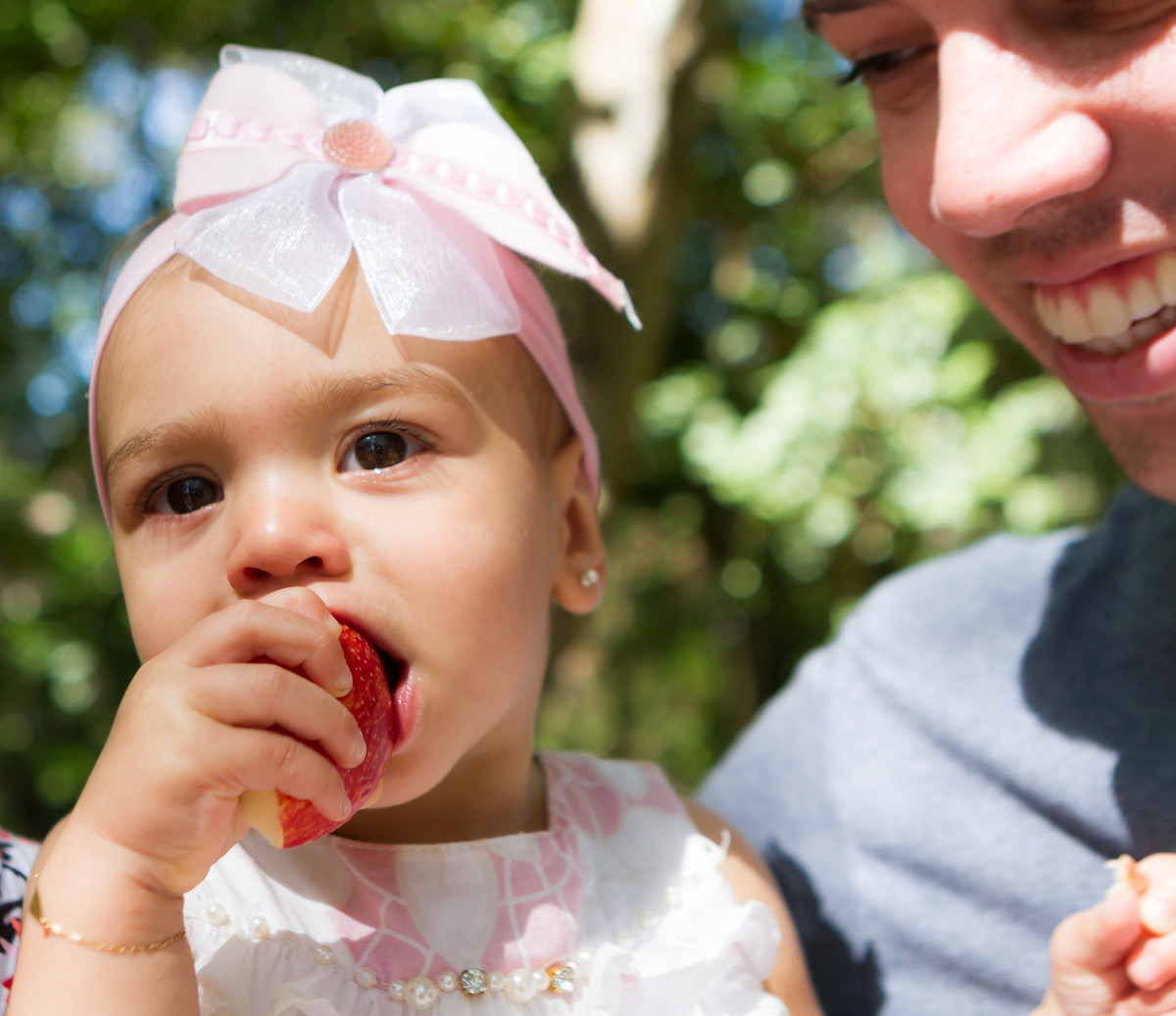 Luísa comendo maça pelo fotógrafo Douglas Maia