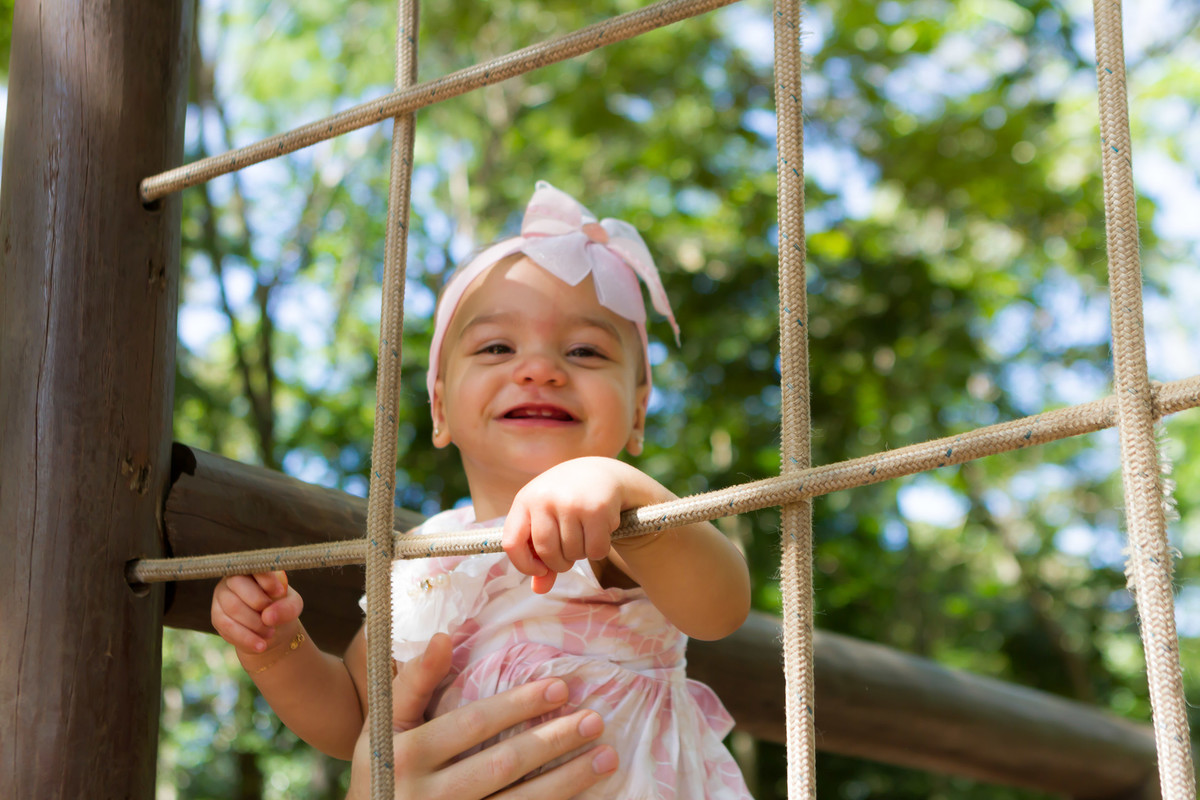 Luísa feliz no parquinho pelo fotógrafo Douglas Maia