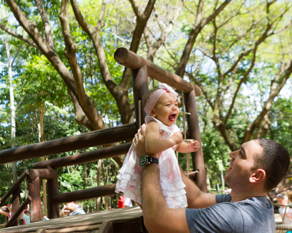 Papai segurando a Luísa pelo fotógrafo Douglas Maia