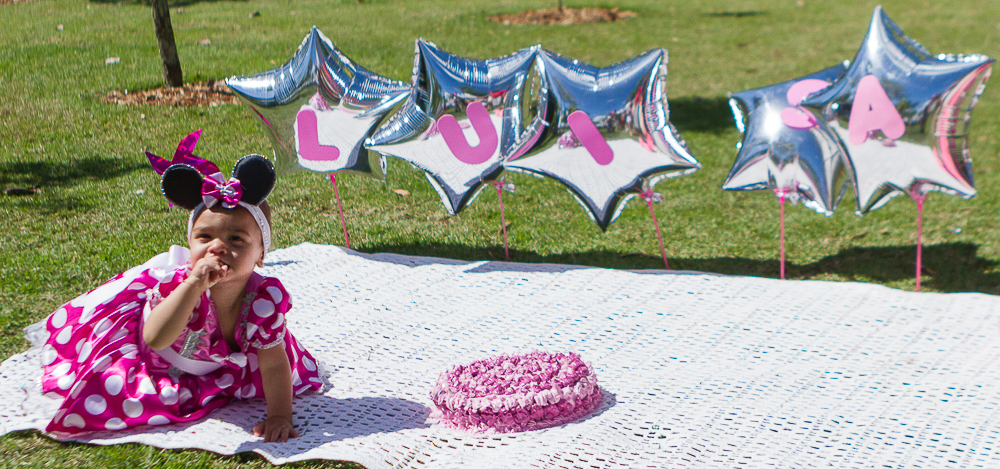 Luísa com o dedo na boca pelo fotógrafo Douglas Maia