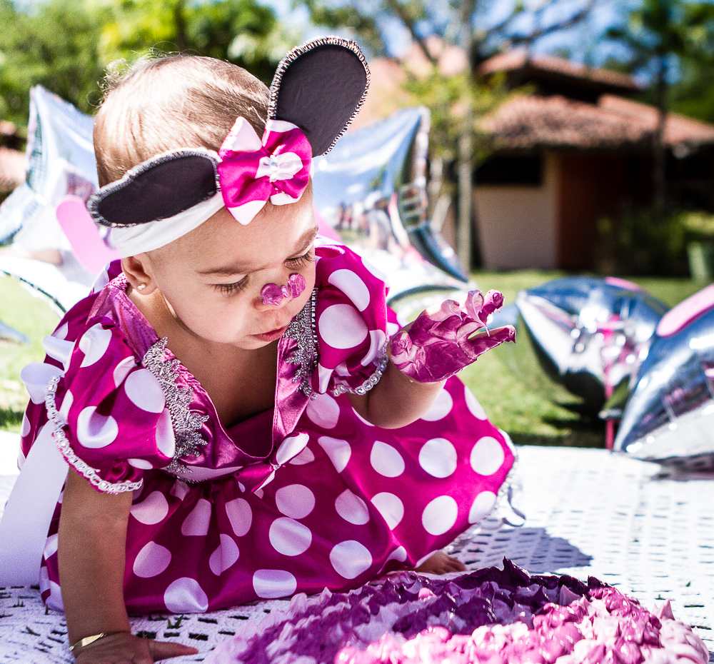 Luísa brinca com o bolo  pelo fotógrafo Douglas Maia