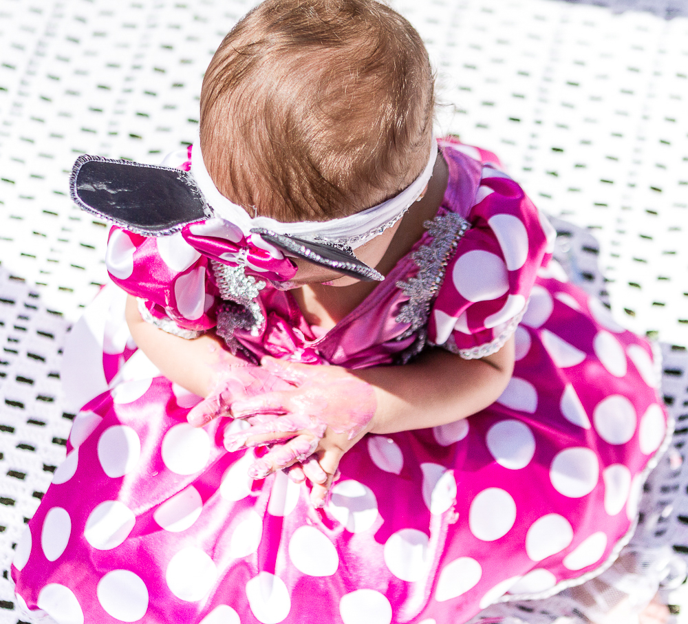 Luísa com as mãozinhas cheias de bolo  pelo fotógrafo Douglas Maia