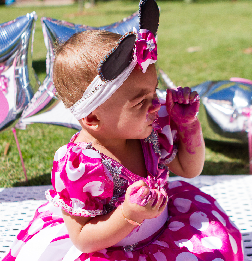 Luísa toda suja de bolo  pelo fotógrafo Douglas Maia