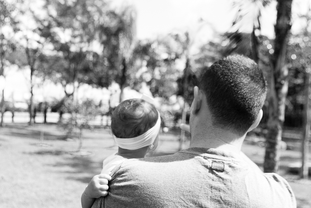 Luísa no colo do seu papai  pelo fotógrafo Douglas Maia