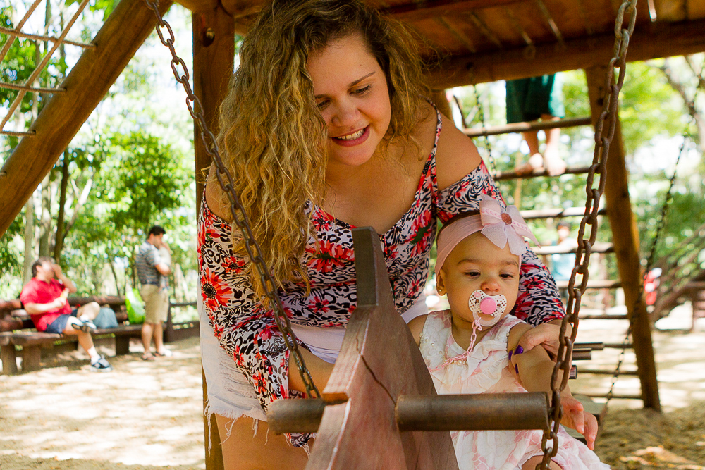 Mamãe brincando com Luísa pelo fotógrafo Douglas Maia
