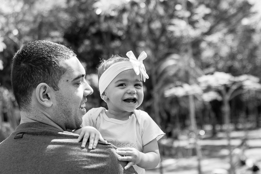 Luísa sorrindo com o papai  pelo fotógrafo Douglas Maia