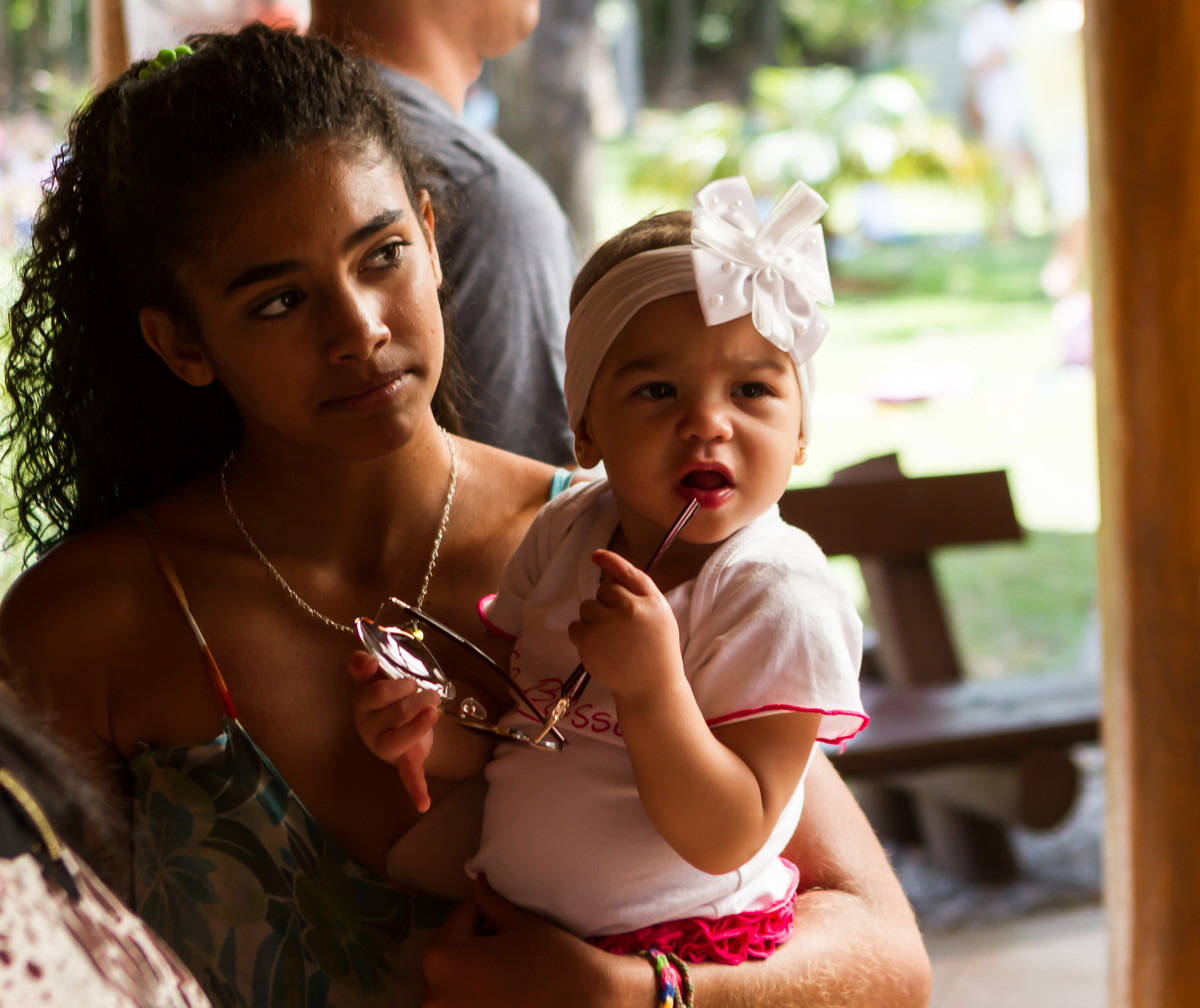 Luísa com óculos na mão pelo fotógrafo Douglas Maia