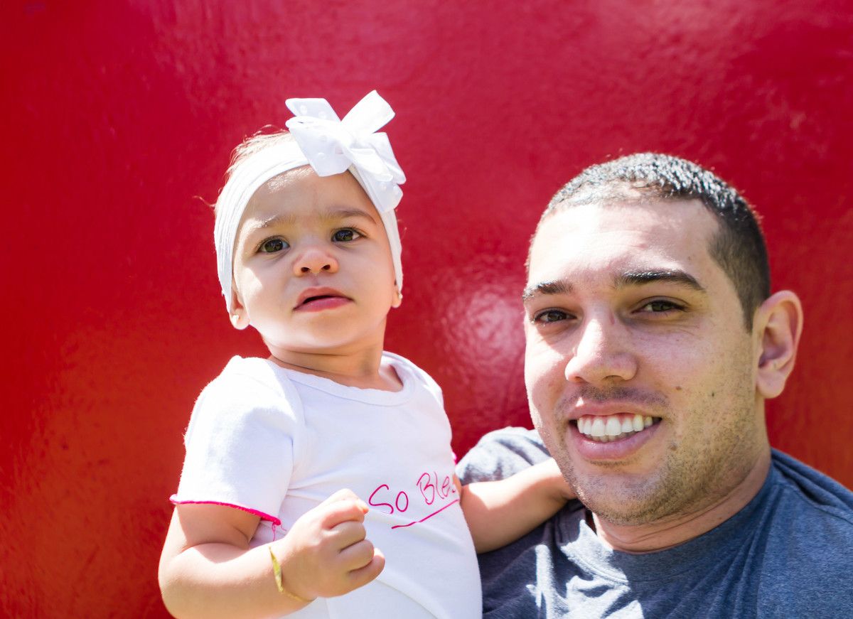 Luísa ao lado do papai pelo fotógrafo Douglas Maia