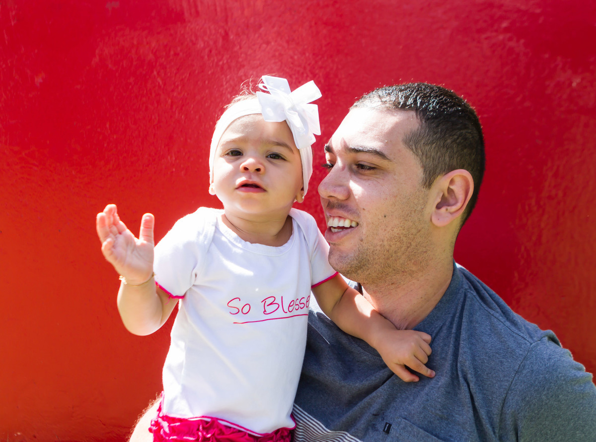 Luísa com laço branco pelo fotógrafo Douglas Maia