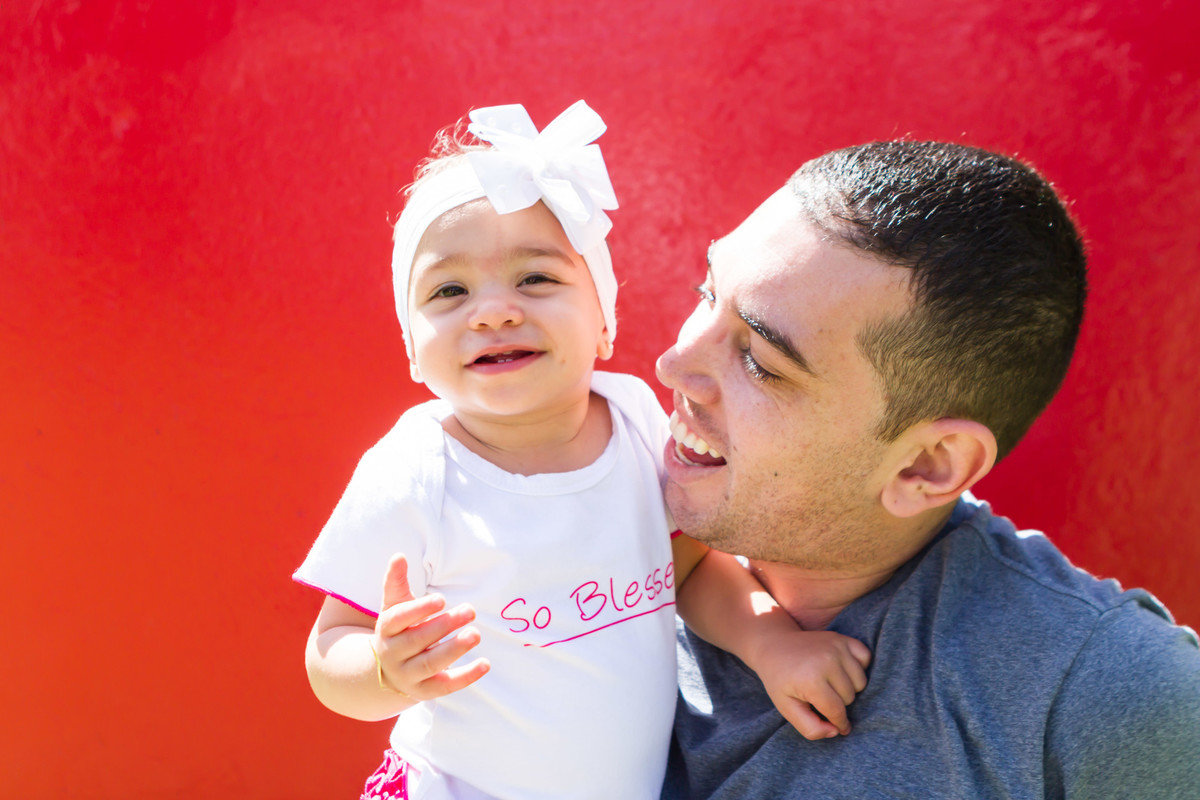 Luísa sorri com o papai pelo fotógrafo Douglas Maia