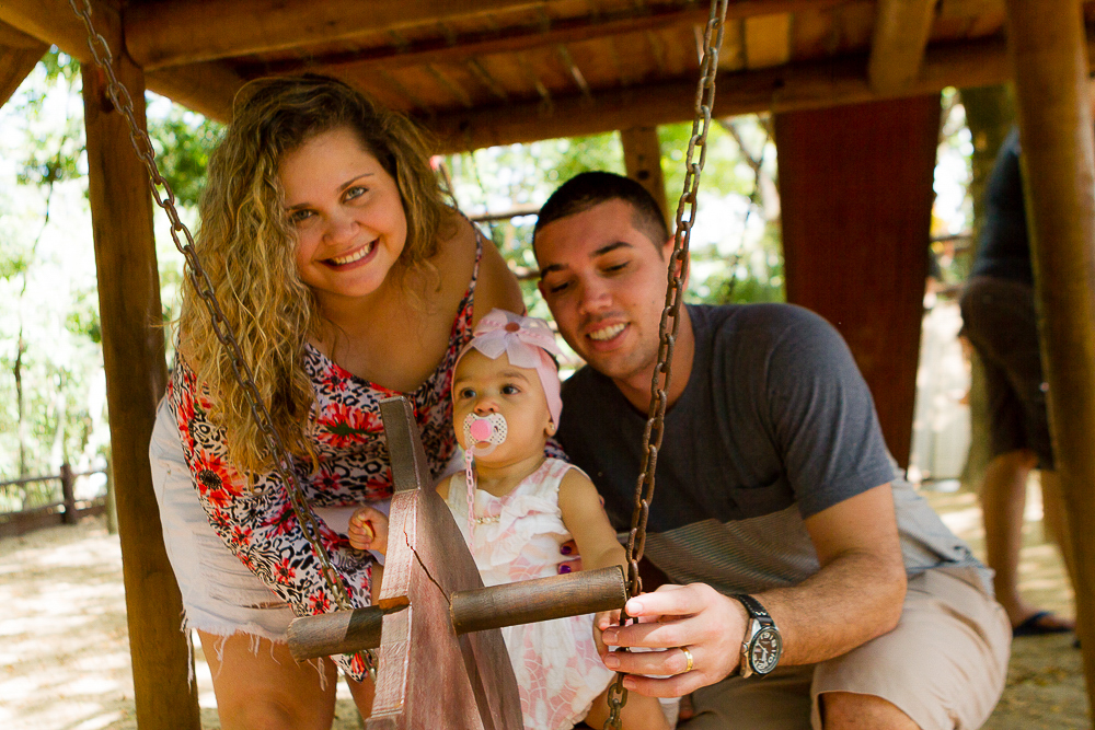 Luísa brincando com sua família pelo fotógrafo Douglas Maia