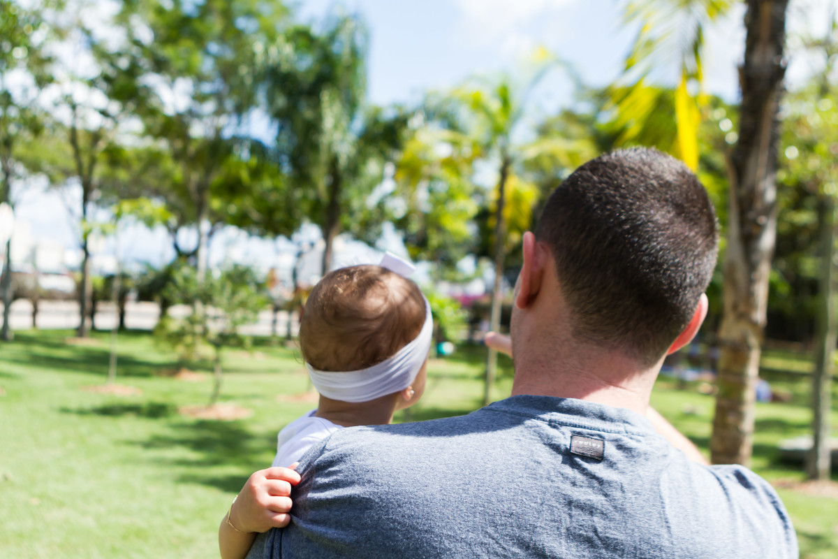 Luísa no colo do seu pai pelo fotógrafo Douglas Maia