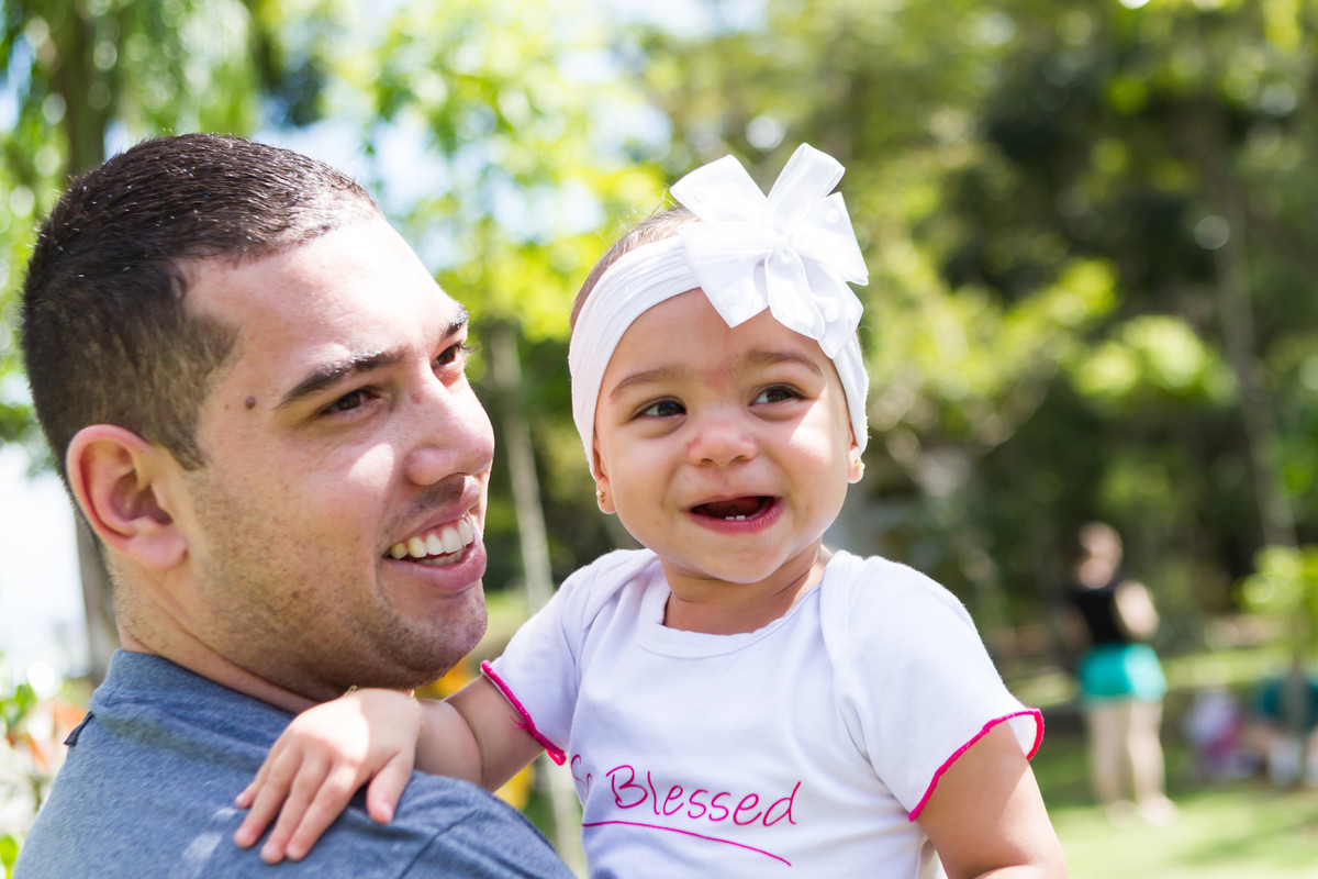 Luísa e seu pai sorrindo pelo fotógrafo Douglas Maia