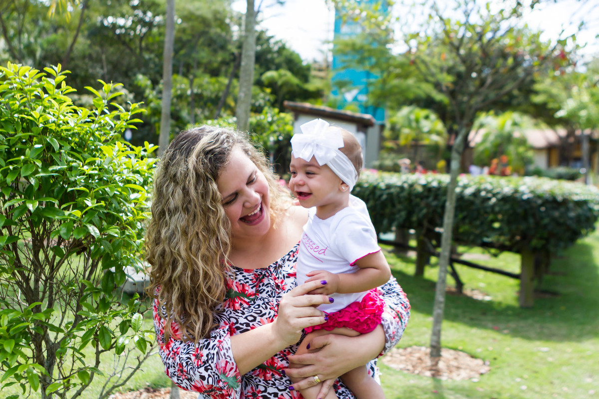 Mãe se diverte com filha Luísa pelo fotógrafo Douglas Maia