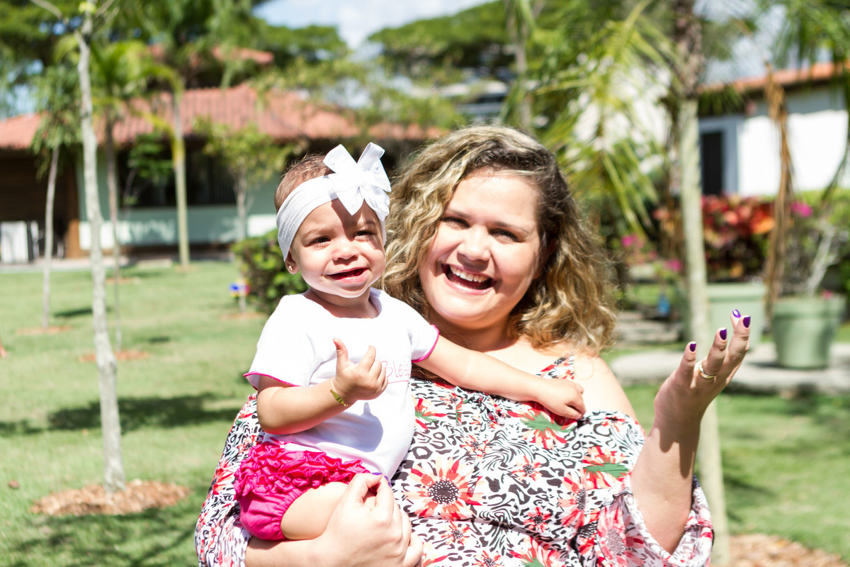 Mãe e filha felizes pelo fotógrafo Douglas Maia