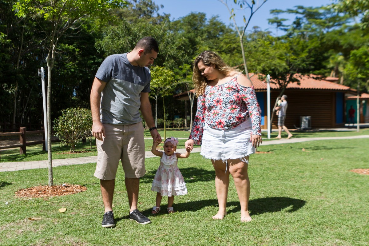 Luísa de mãos dadas com os pais pelo fotógrafo Douglas Maia