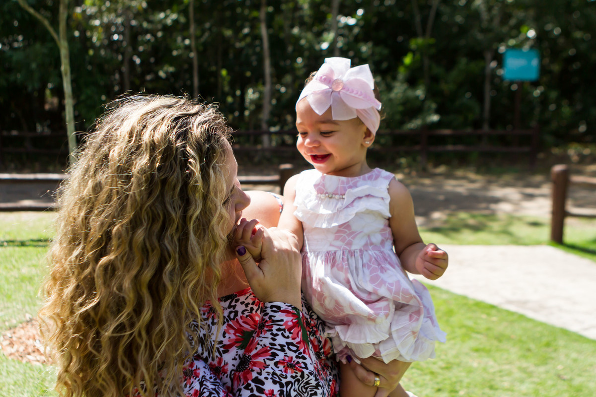 Mãe brinca com a filha pelo fotógrafo Douglas Maia