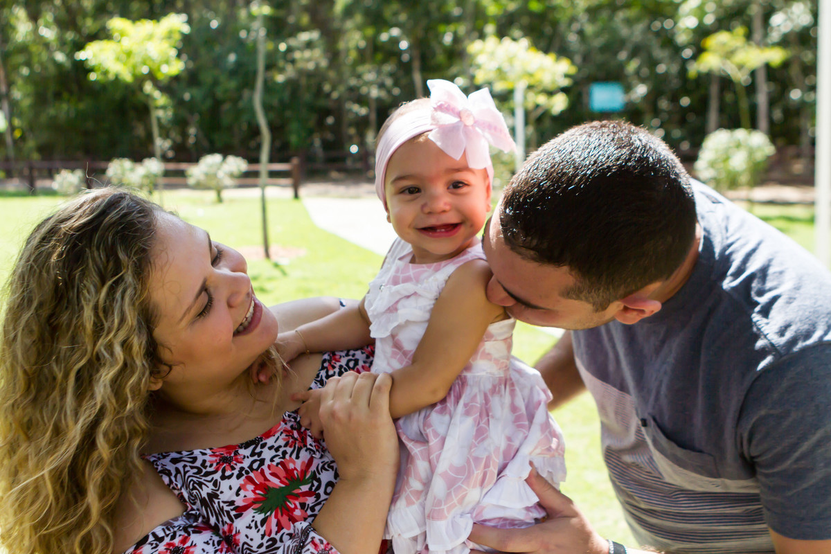 Papai beijando a Luísa pelo fotógrafo Douglas Maia