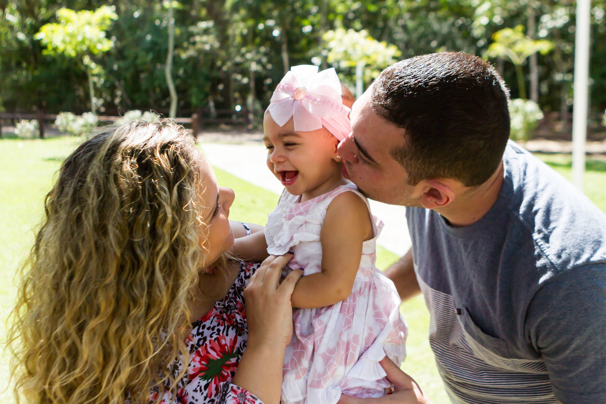 Luísa recebe beijo do papai pelo fotógrafo Douglas Maia