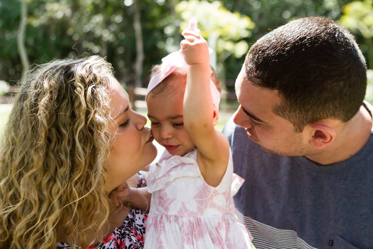 Luísa recebe beijo da mamãe pelo fotógrafo Douglas Maia