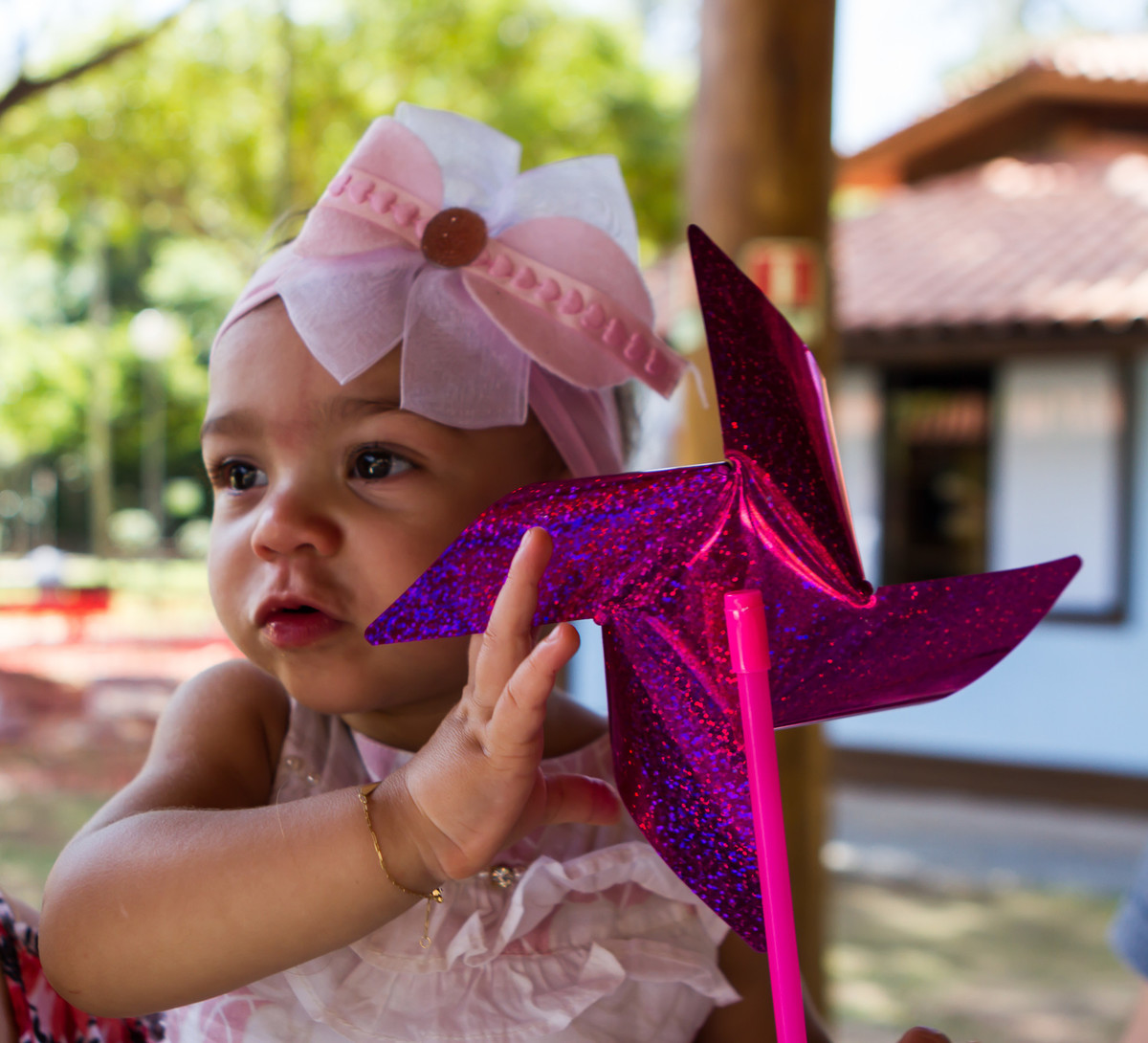 Luísa segurando um catavento pelo fotógrafo Douglas Maia
