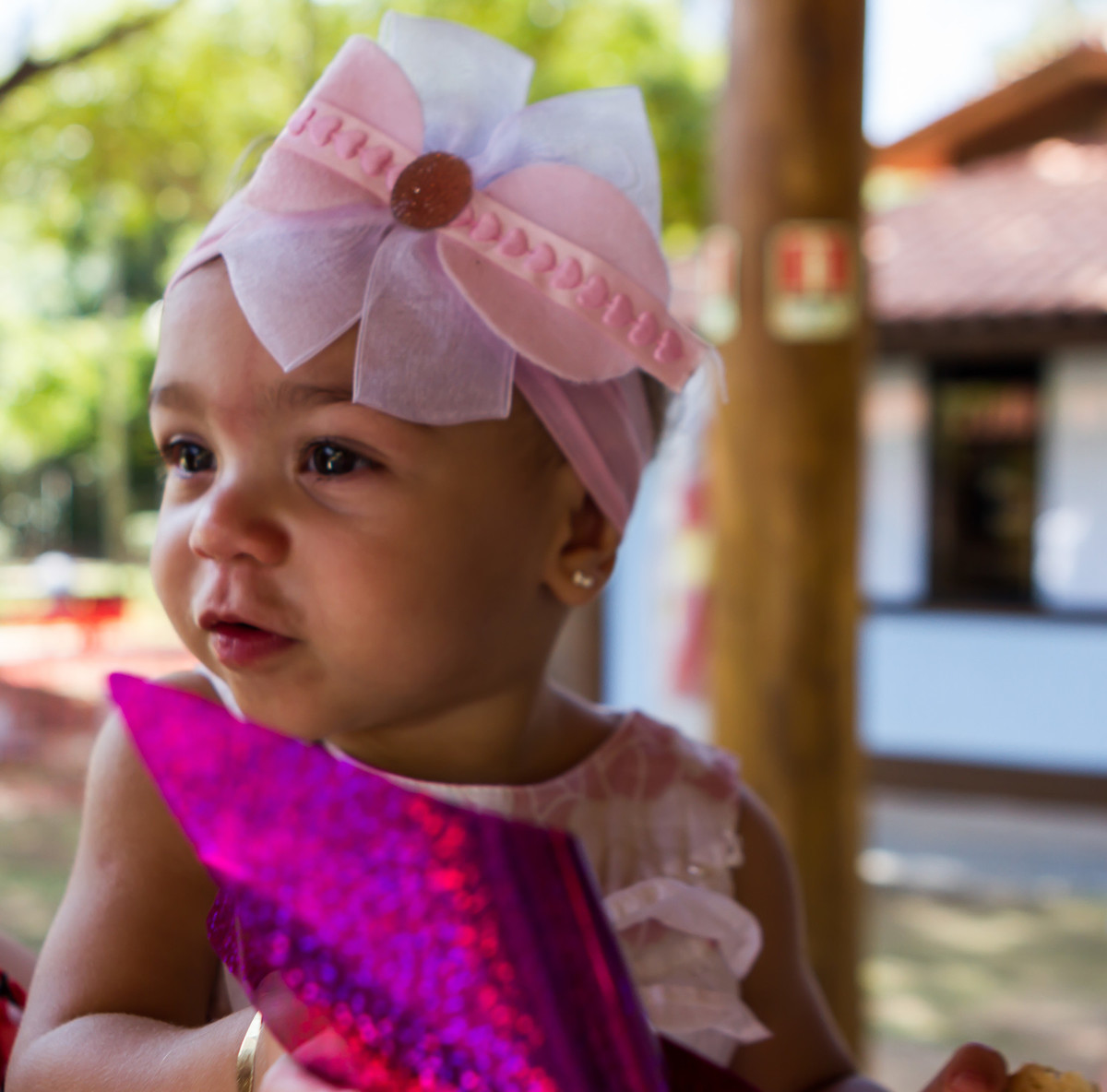Luísa com laço rosa pelo fotógrafo Douglas Maia