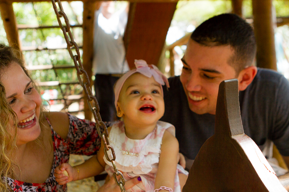 Papai e mamãe se divertem com a Luísa pelo fotógrafo Douglas Maia