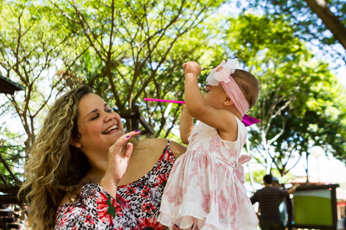 Mamãe e Luísa brincando com catavento pelo fotógrafo Douglas Maia