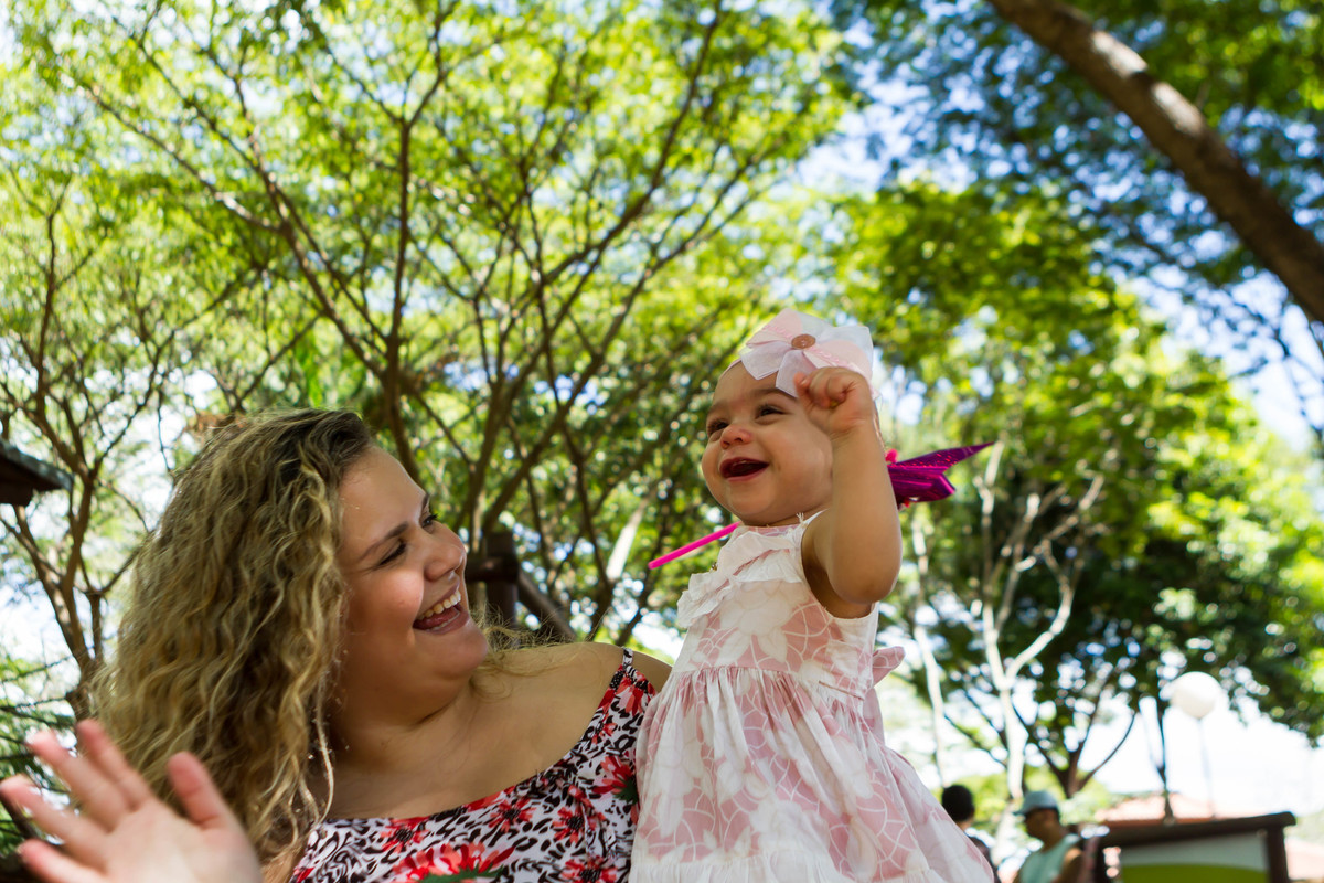 Mãe e filha sorrindo pelo fotógrafo Douglas Maia