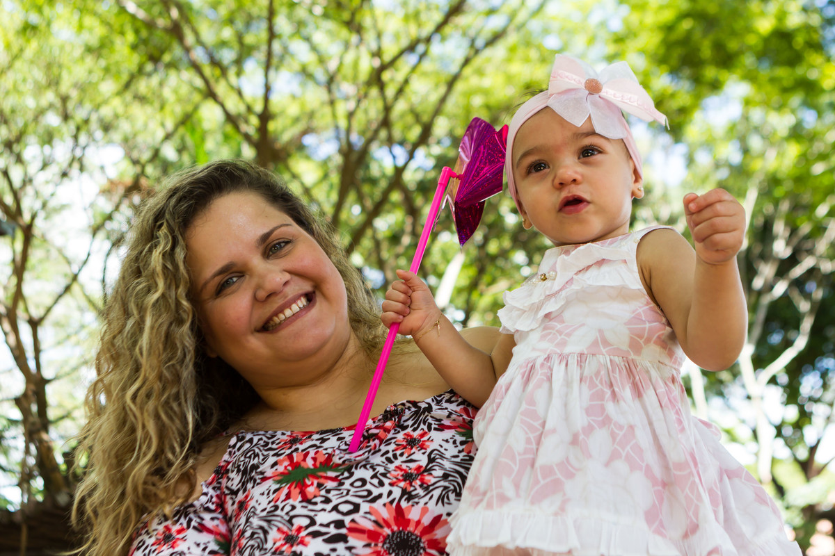 Mãe e Luísa segura o catavento pelo fotógrafo Douglas Maia