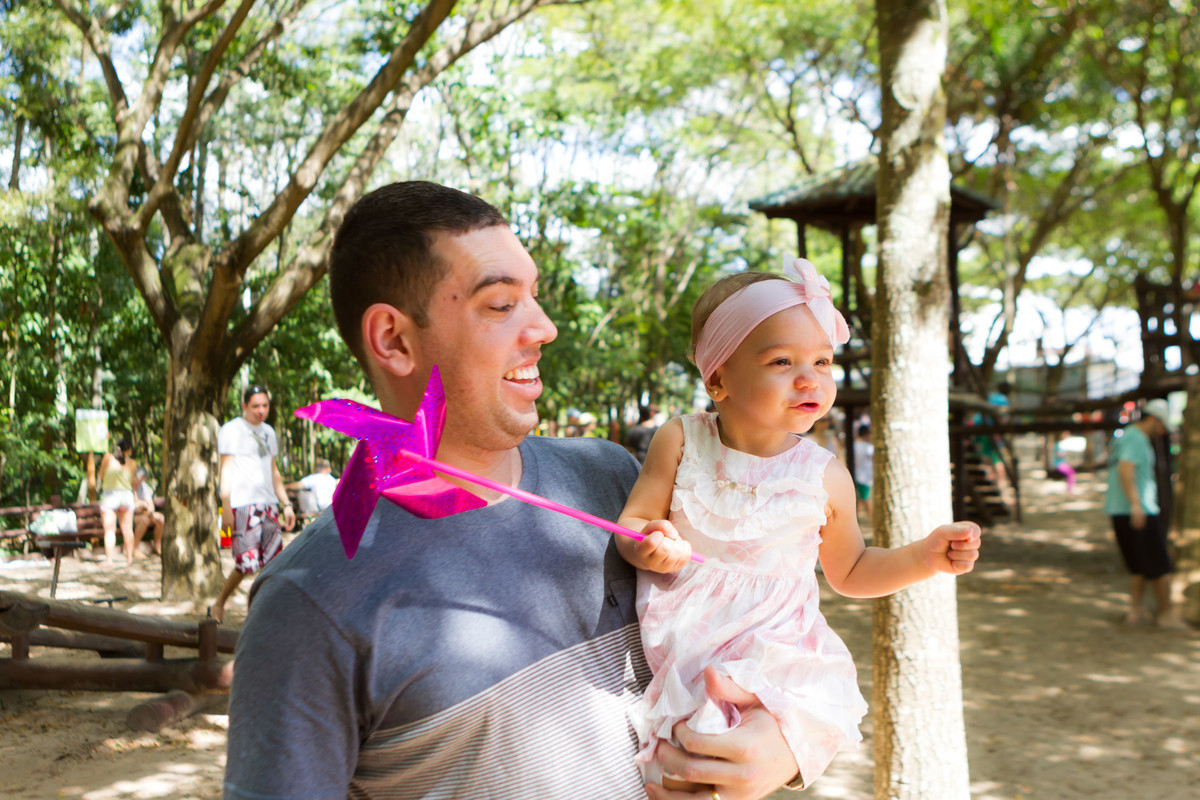 Luísa se diverte no colo do pai pelo fotógrafo Douglas Maia