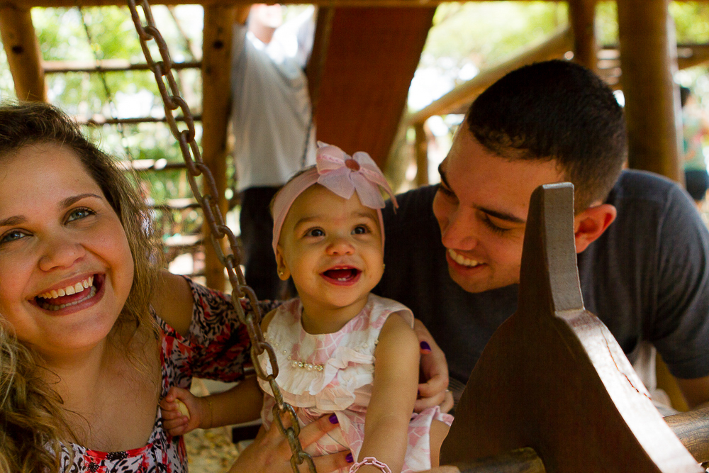 Família alegre pelo fotógrafo Douglas Maia
