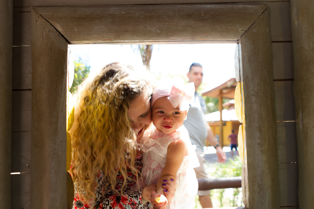 Mamãe e Luísa na janela pelo fotógrafo Douglas Maia