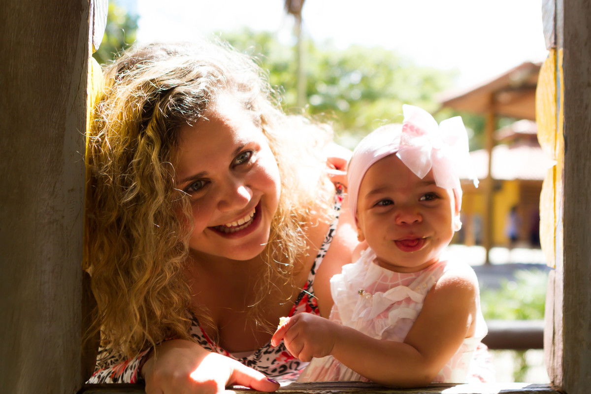 Luísa e sua mãe na janela pelo fotógrafo Douglas Maia