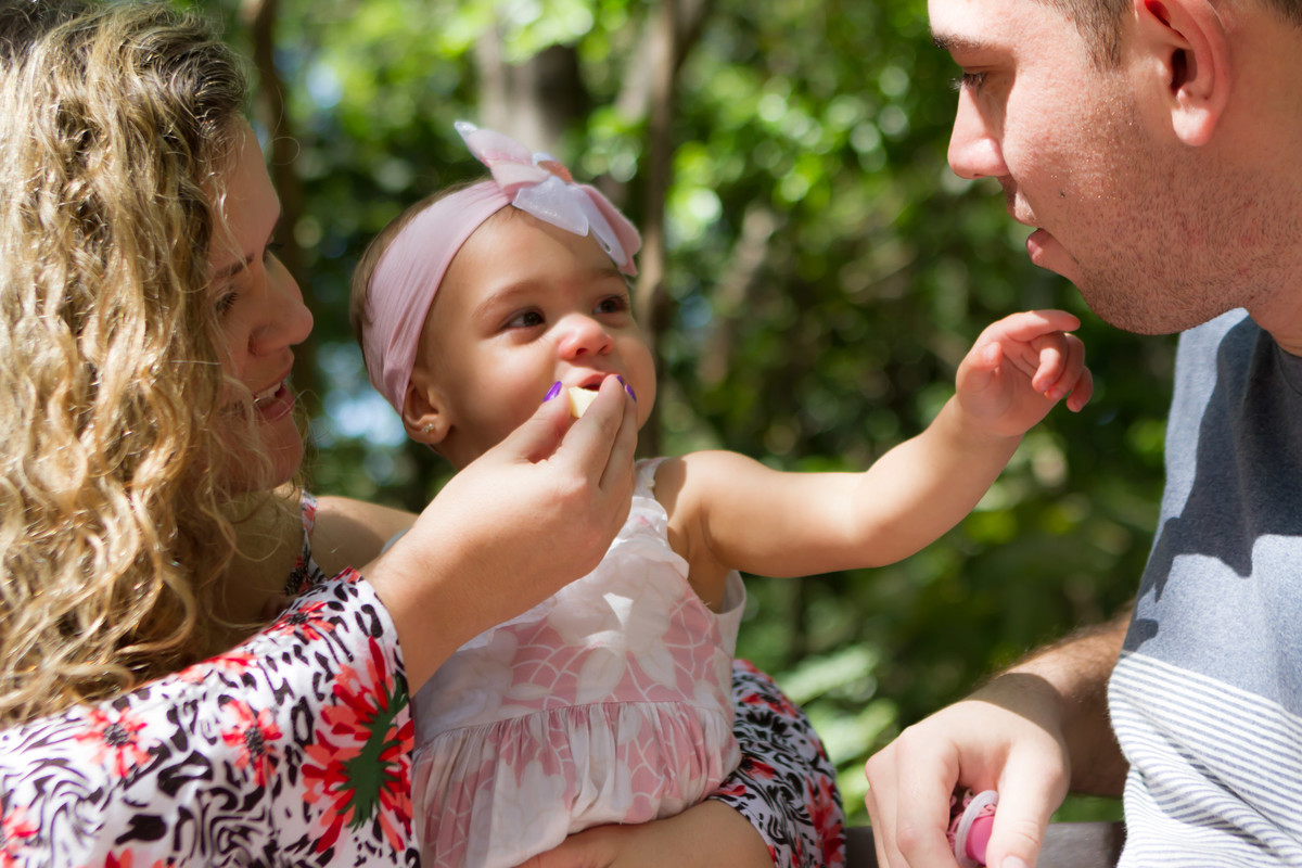 Luísa olhando para seu pai pelo fotógrafo Douglas Maia