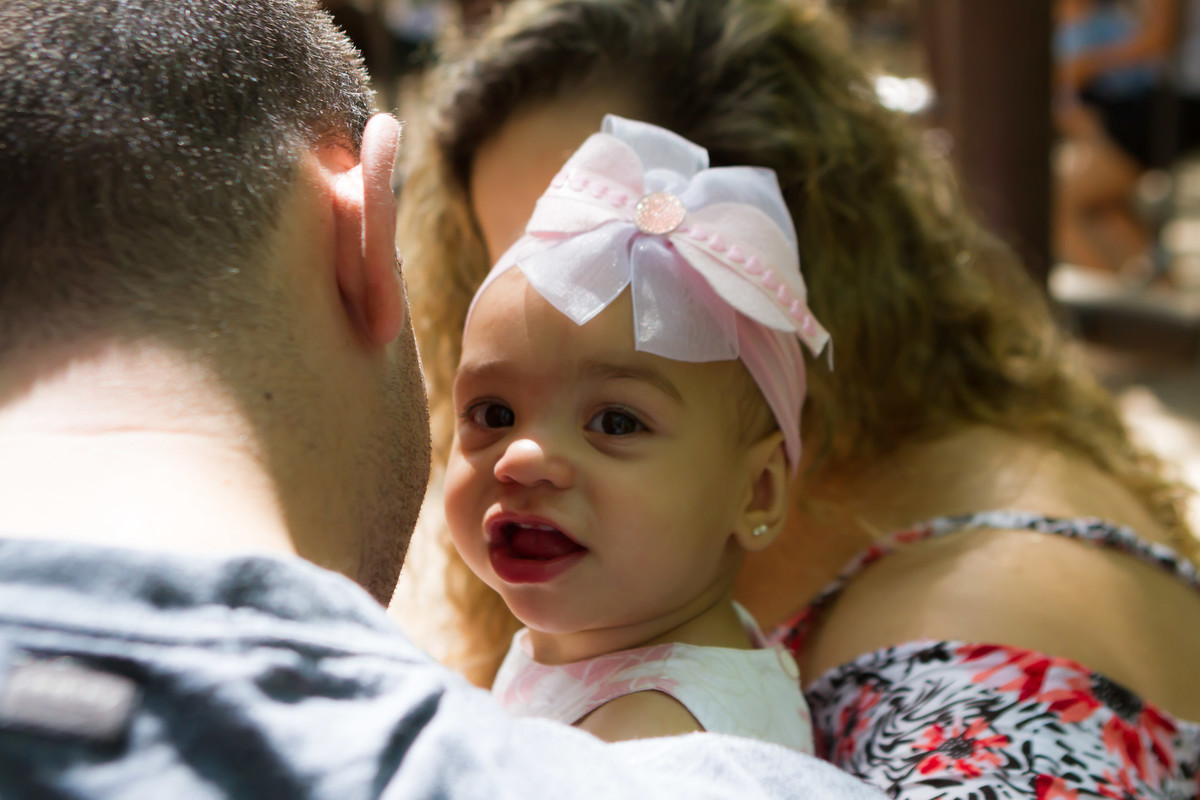 Luísa olhando para a câmera pelo fotógrafo Douglas Maia